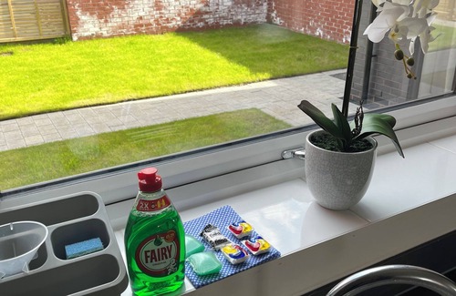 Leicester House | Leicester City Centre Service Accommodation, 11min walk to eateries and bars.