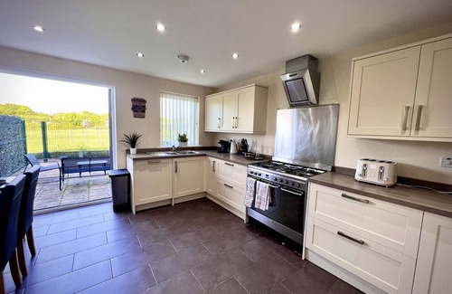 Leicester House | Leicester LE3 Stay Free Parking Quiet Area