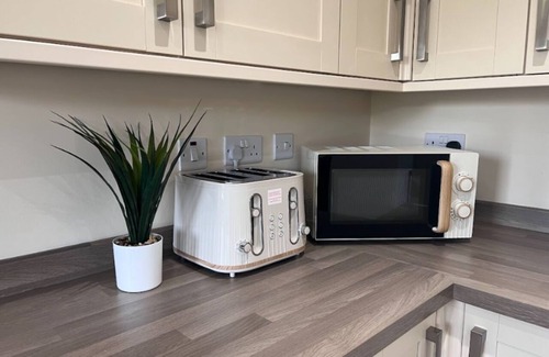 Leicester House | Leicester LE3 Stay Free Parking Quiet Area