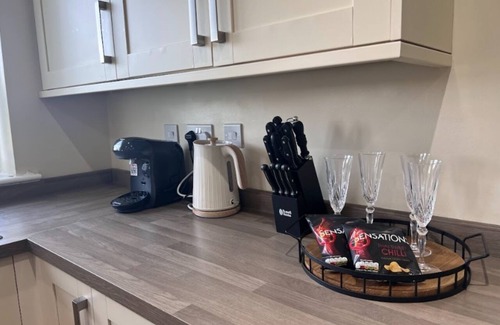 Leicester House | Leicester LE3 Stay Free Parking Quiet Area