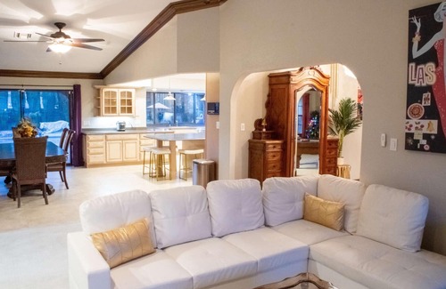 Paradise House | Leopard Lux Gold Rush: Heated*Pool, 4000SqFt, Jacuzzi*, Billiards, Darts, Projector, 4K TV's, Darts