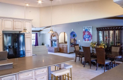 Paradise House | Leopard Lux Gold Rush: Heated*Pool, 4000SqFt, Jacuzzi*, Billiards, Darts, Projector, 4K TV's, Darts