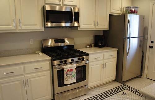 Oxford House | Less than 1 mi from Oxford Square, 2 B/1B double vanity, sleeper sofa, sleeps 6