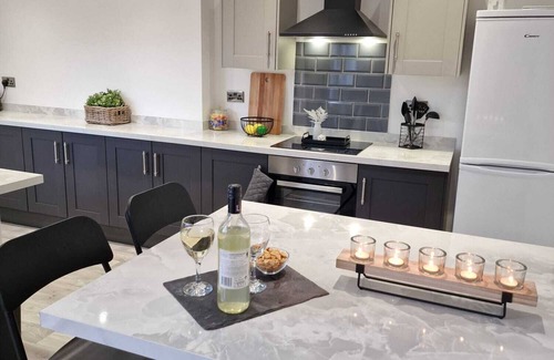 Doncaster House | Less than 1 mile from City centre and racecourse. Pet friendly.