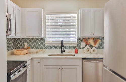 Fairhope House | Less than 1 mile from downtown Fairhope!