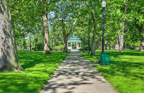 Tremont Apartment | Less Than 3 Mi to Dtwn Cleveland Apt with Deck and Wet Bar