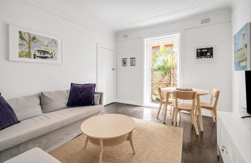 Manly Apartment | Level Access, 2 Mins Walk to Corso, Wharf, Harbour