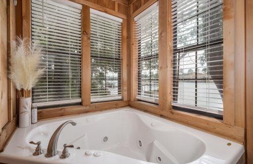 Rockwell House | Liams Lodge-Peaceful Cabin Panoramic Lake Views