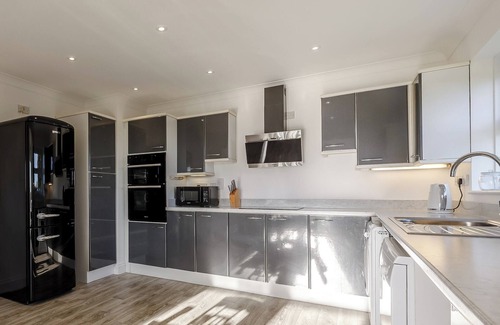 Gissing Cottage | Lie back and count the stars whilst lazing in the hot tub.