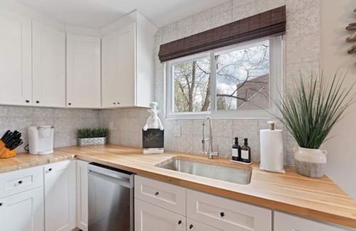 Knolls Thomas House | Light & Bright 4 Bed Hot Tub Patio Private Parking and Yard Near OSU