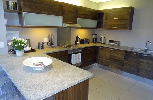 Scott Estate Apartment | Light&Bright top floor Apartment, a minute's walk to the beach!