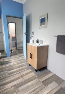 Langebaan Apartment | Lighthouse Cottage stone's throw from the beach