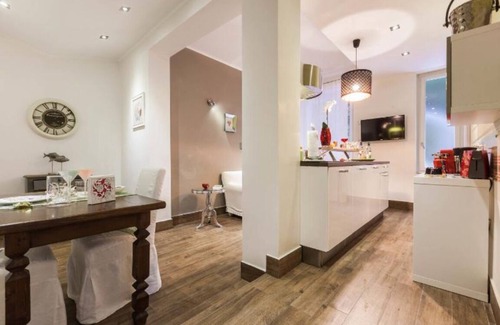 San Teodoro Apartment | LILY'S: TERRACE, NEAR DOWTOWN AND HARBOR, FREE PARK