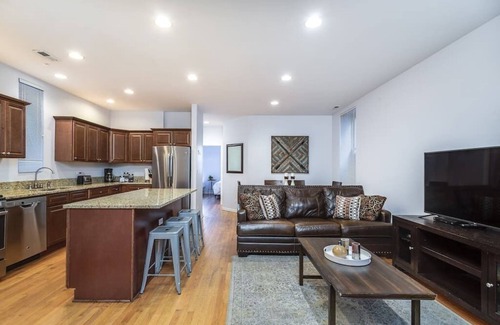 Wrightwood Neighbors Hotel | Lincoln Park Living - Suite 1
