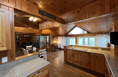 King Cottage | Lion on Sunset Lake/Chain O' Lakes/Nestled in the woods/Pet friendly!
