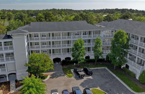 North Litchfield Beach Apartment | Litchfield Beach 2 Queen Room at Seaside Inn