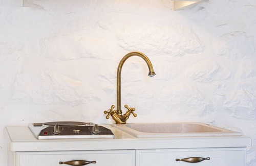 Omales Hotel | Lithos Stone Suites