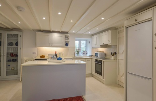 Portloe Cottage | LITTLE BARN COTTAGE, family friendly, with open fire in Portloe