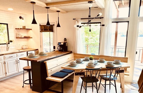 Linn Creek House | LITTLE BLACK SHACK a 5b-3ba lakehouse on the Main channel of Lake of the Ozarks