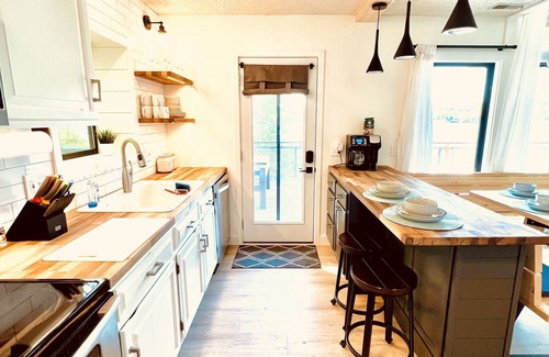 Linn Creek House | LITTLE BLACK SHACK a 5b-3ba lakehouse on the Main channel of Lake of the Ozarks