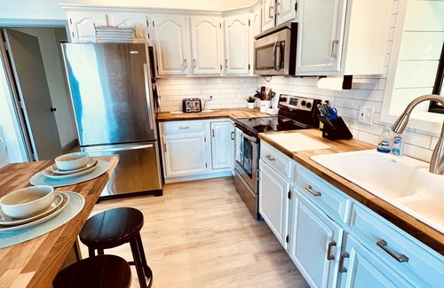 Linn Creek House | LITTLE BLACK SHACK a 5b-3ba lakehouse on the Main channel of Lake of the Ozarks