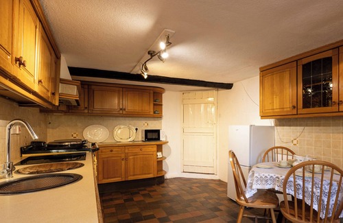 Ringwood Cottage | LITTLE LIONS FARM, pet friendly, with a garden in Ringwood