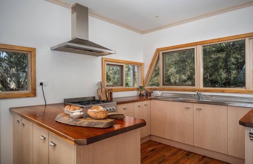 Porepunkah Cabin | Little Olive Cabin - Nestled into the foot of Mount Buffalo and central to the most popular tourist attractions in the North East of Victoria. Lovers of quirky eclectic style will bask in the retro and vintage vibes of The Little Olive Cabin.
