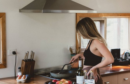 Porepunkah Cabin | Little Olive Cabin - Nestled into the foot of Mount Buffalo and central to the most popular tourist attractions in the North East of Victoria. Lovers of quirky eclectic style will bask in the retro and vintage vibes of The Little Olive Cabin.