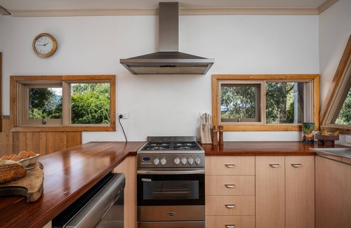 Porepunkah Cabin | Little Olive Cabin - Nestled into the foot of Mount Buffalo and central to the most popular tourist attractions in the North East of Victoria. Lovers of quirky eclectic style will bask in the retro and vintage vibes of The Little Olive Cabin.