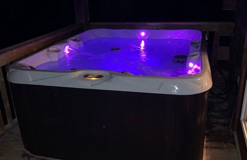 Bryson City Cabin | Little T's Cabin Great Smoky Mtns, Hot Tub, Polar Express, King Bed, WiFi