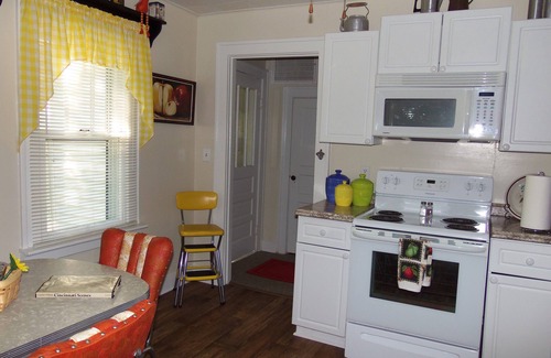 Williamstown Cottage | Little White Cottage-Country Setting In Town Just 5 minutes to The Ark Encounter