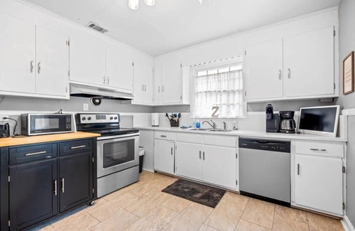 Garden City House | Little Z's, 3BR Home Very Close to SAV Port+Pets