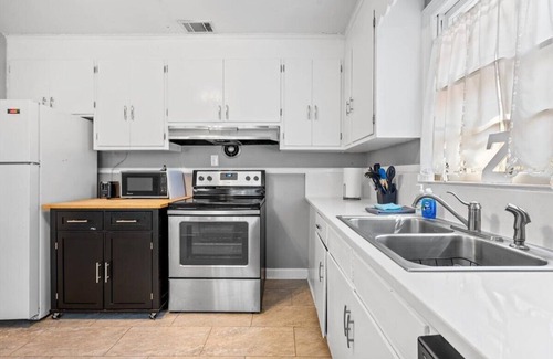 Garden City House | Little Z's, 3BR Home Very Close to SAV Port+Pets