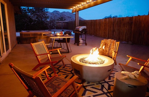 Joshua Tree House | 🌵Live Centered w/Hot Tub, Fire Pit & BBQ In Joshua Tree & Walk to Town!🌵