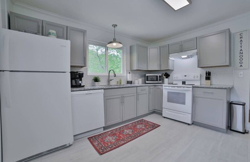 North Chattanooga Apartment | Live Like a Local | North Chattanooga Stay (left unit)