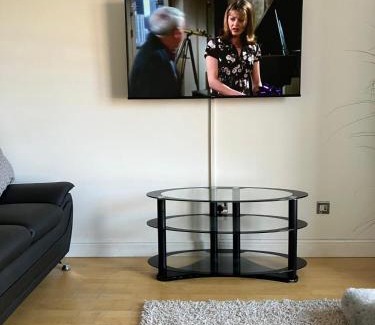 Vauxhall Apartment | Liverpool 2 bed City, River Mersey View Apartment, sleeps 5, FREE parking