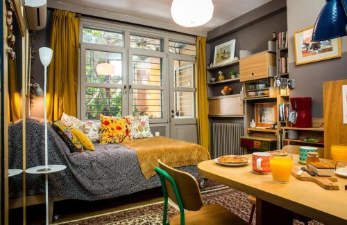 Exarhia Apartment | Living like in a cottage in the center of Athens