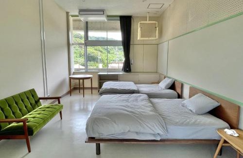 Uruma Hotel | LivingAnywhere Commonsうるま twin bed room - Vacation STAY 88989v