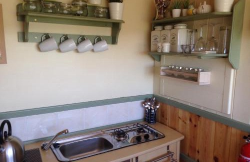 Hallington House | Lizzie off grid Shepherds Hut The Buteland Stop