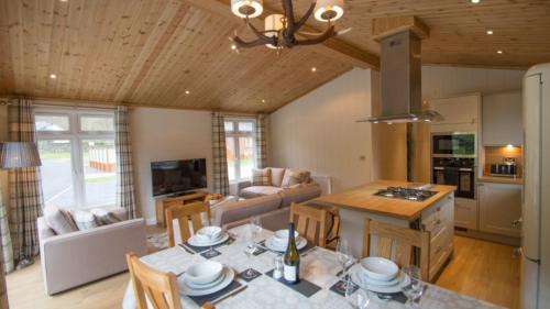 Gwynedd- Snowdonia House | Llyn Conwy Lodge