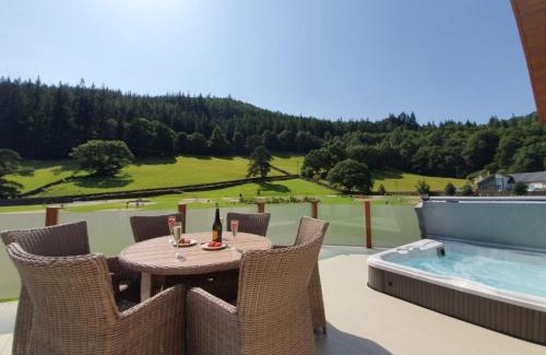 Gwynedd- Snowdonia House | Llyn Conwy Lodge