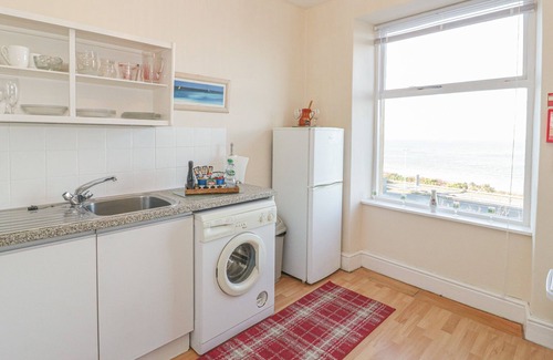 Penmaenmawr Cottage | LLYS MADOC, FIRST FLOOR FLAT, country holiday cottage in Penmaenmawr