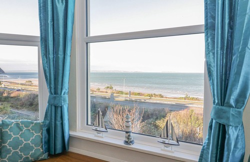 Penmaenmawr Cottage | LLYS MADOC, FIRST FLOOR FLAT, country holiday cottage in Penmaenmawr