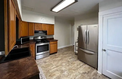 Dayton House | Located close to UD Arena, MVH, KHN, University of Dayton, Downtown Dayton