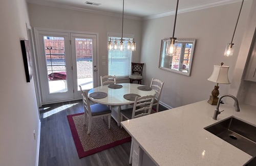 Oak Grove House | Located in safe community close to most attractions.