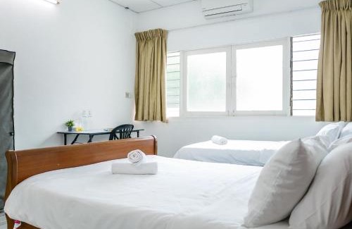 Downtown George Town House | Lodge 22, 5 min walk to Adventist & Pulau Tikus Market