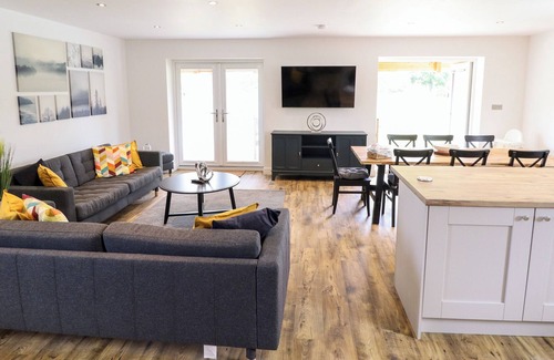 Aubourn Cabin | LODGE 24, pet friendly, with hot tub in South Hykeham