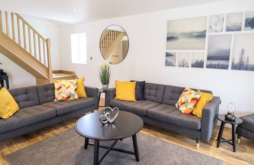 Aubourn Cabin | LODGE 24, pet friendly, with hot tub in South Hykeham