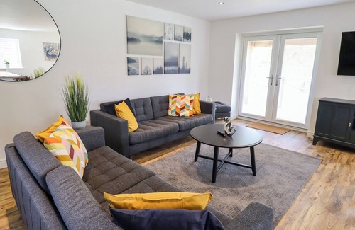 Aubourn Cabin | LODGE 24, pet friendly, with hot tub in South Hykeham