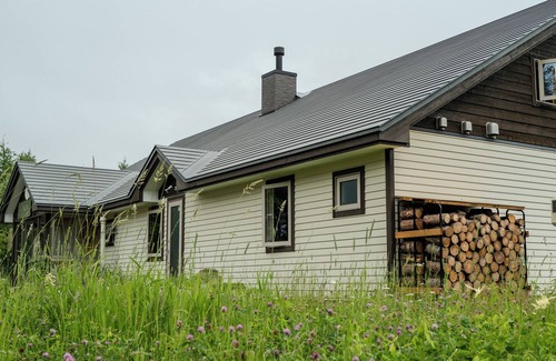 Nakashibetsu Villa | Lodge "Hunter's Forest" is a quiet vacation home surrounded by nature. 9 minutes drive from the airport, 8 minutes to the city center, 3 minutes to the 100% spring-fed outdoor hot springs, 15 minutes to the ocean, and fully equipped for long-term stays!